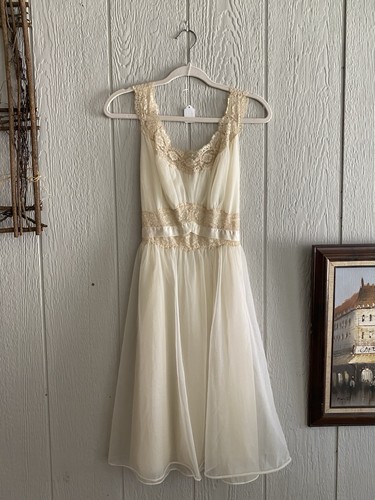 Vtg 1950s/1960s Vanity Fair Tricot Nylon Cream Lace BabyDoll Lined Slip Dress 36
