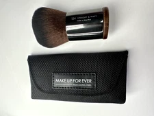MAKE UP FOR EVER #124 Straight & Wavy Large Kabuki Brush with brush case
