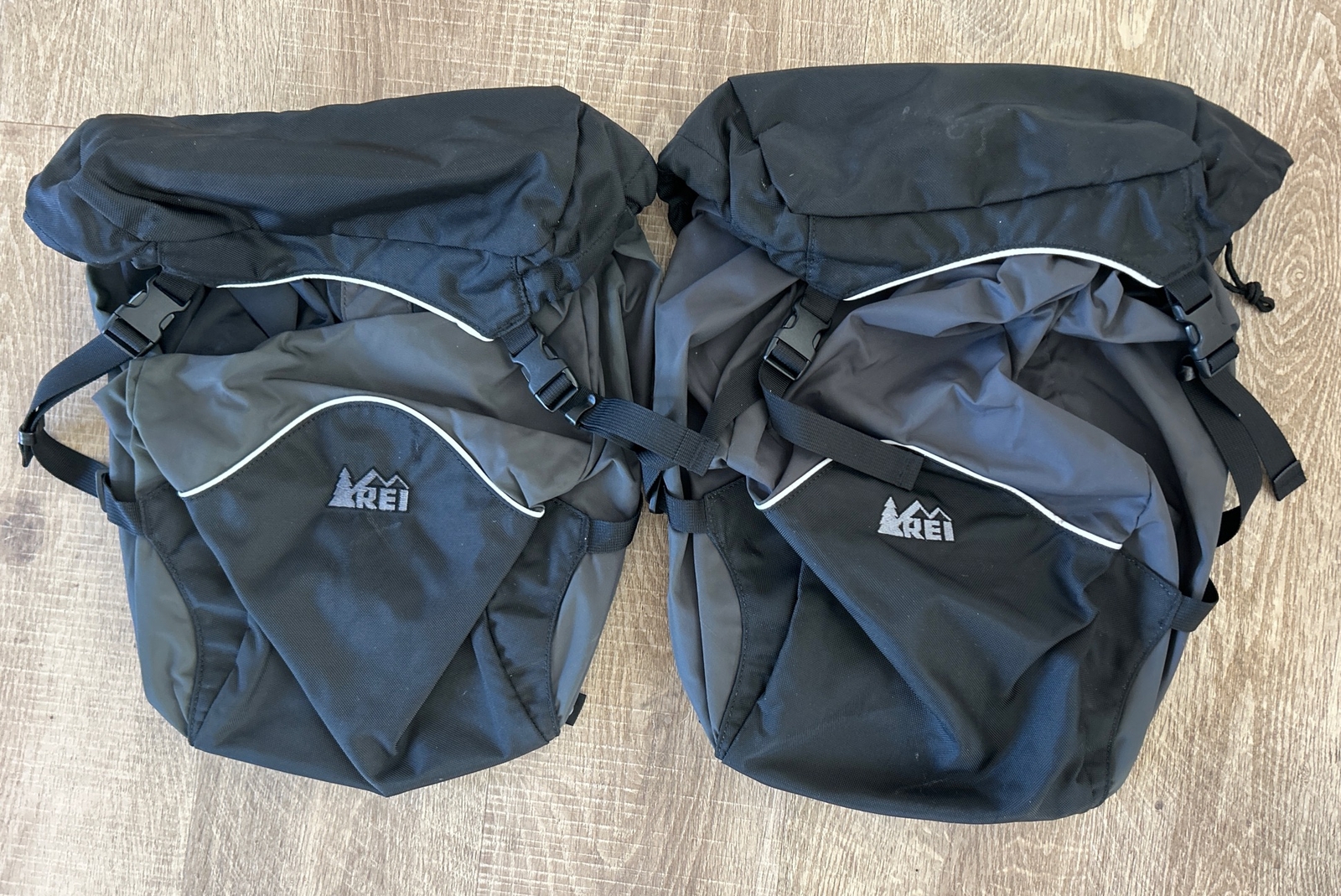 PAIR of REI Bicycle Panniers / Saddlebags Side Hanging BLACK Color uses