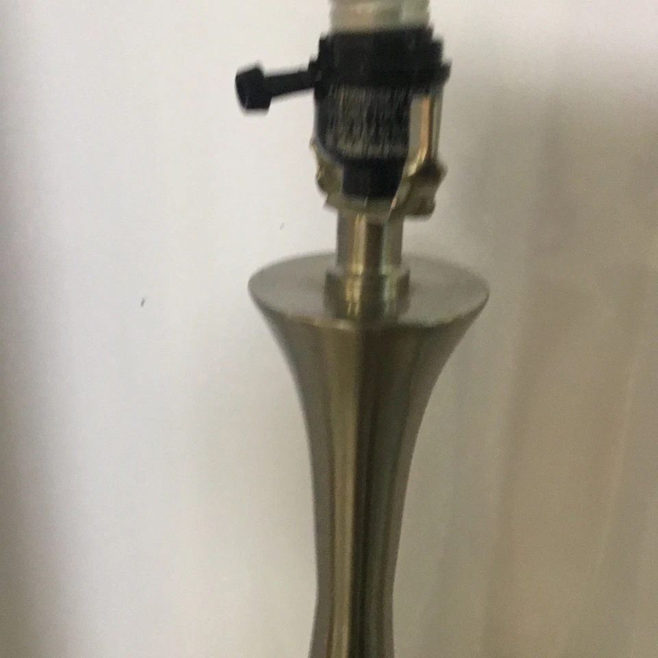 Lámpara de mesa retro cepillado acabado plata metal sin pantalla, funciona muy bien, elegante Foto 4 de 4