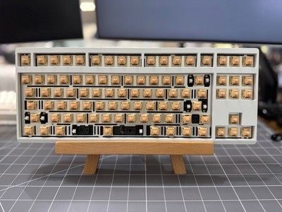 Zoom TKL EE Keyboard White Case & Blue Back Wired and Wireless