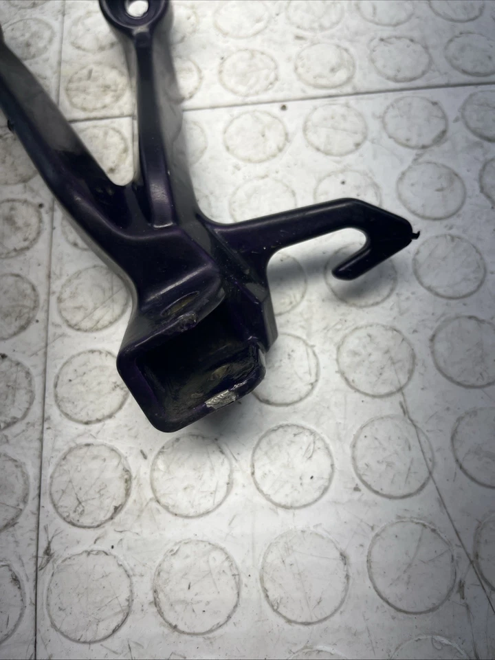 2002 Suzuki GSXR600 passageiro traseiro esquerdo pedestal e suporte OEM - Imagem 3 de 4