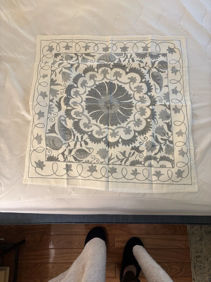 Pottery Barn King Size Duvet Set w/ 3 Euro Shams Paisley Pattern - Tula Suzani  - Image 4 of 4