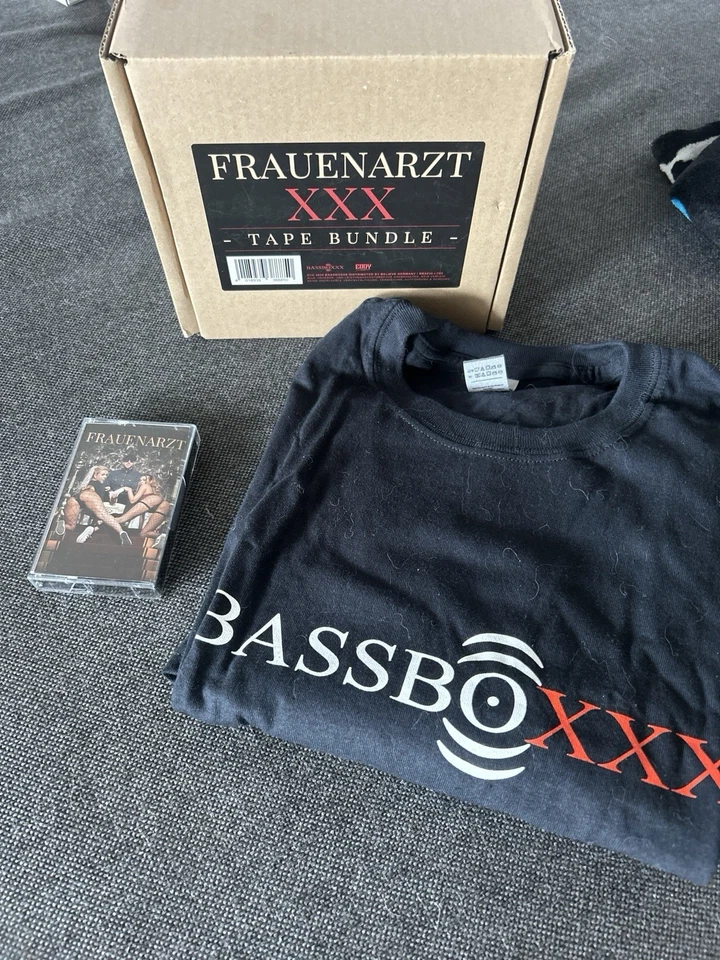 Frauenarzt XXX Bundle „Shirt & Kassette“ Bassboxxx - Bild 2 von 2