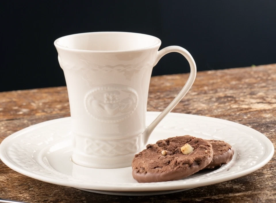 TAZA DE CAFÉ/TÉ BELLEEK CLADDAGH PORCELANA IRLANDESA MARFIL EN RELIEVE 10 OZ 4" NUEVA Foto 3 de 4