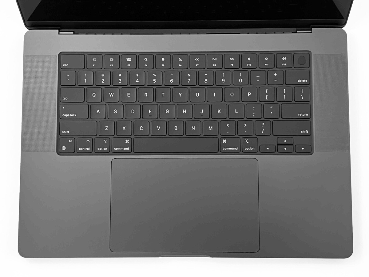 MacBook Pro 16-inch M3 Max 16-Core 128GB RAM 4TB SSD 40C