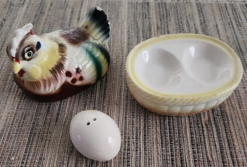 VTG Norcrest Nesting Hen w/ Hidden Salt & Pepper Shaker Set - AS IS FOR PARTS