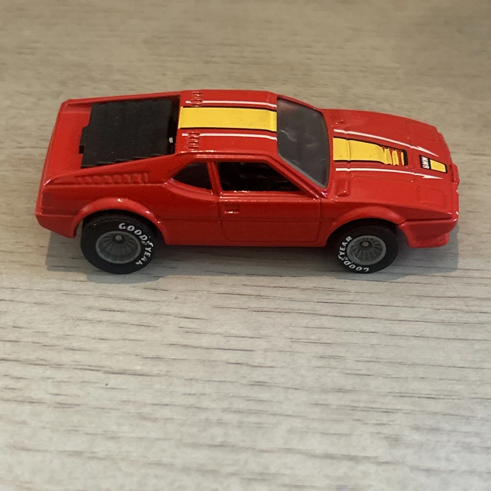 Coche diecast Hot Wheels BMW M-1 Real Riders 1982 rojo con rayas amarillas Malasia Foto 3 de 4
