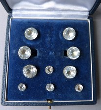 Dans un écrin ensemble de 10 boutons pendentif avec strass