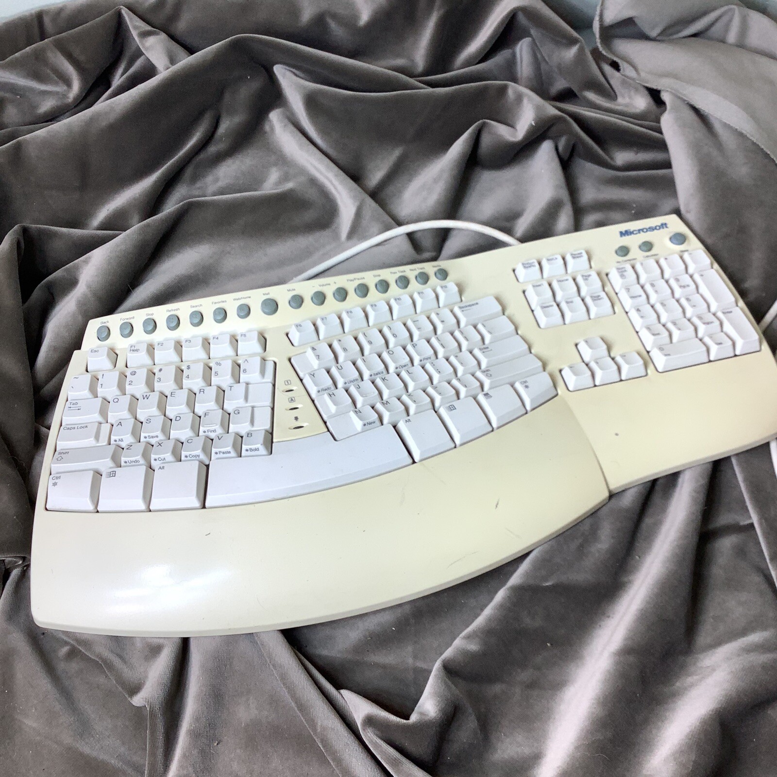 Microsoft Natural Keyboard Pro Ergonomic R19401 USB & PS/2 Retractable Legs