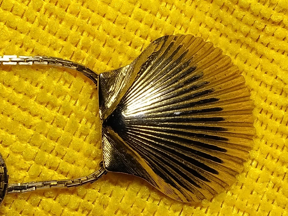 Collar colgante concha de mar tono dorado. El colgante se asemeja a una cáscara de vieira/almeja Foto 4 de 4