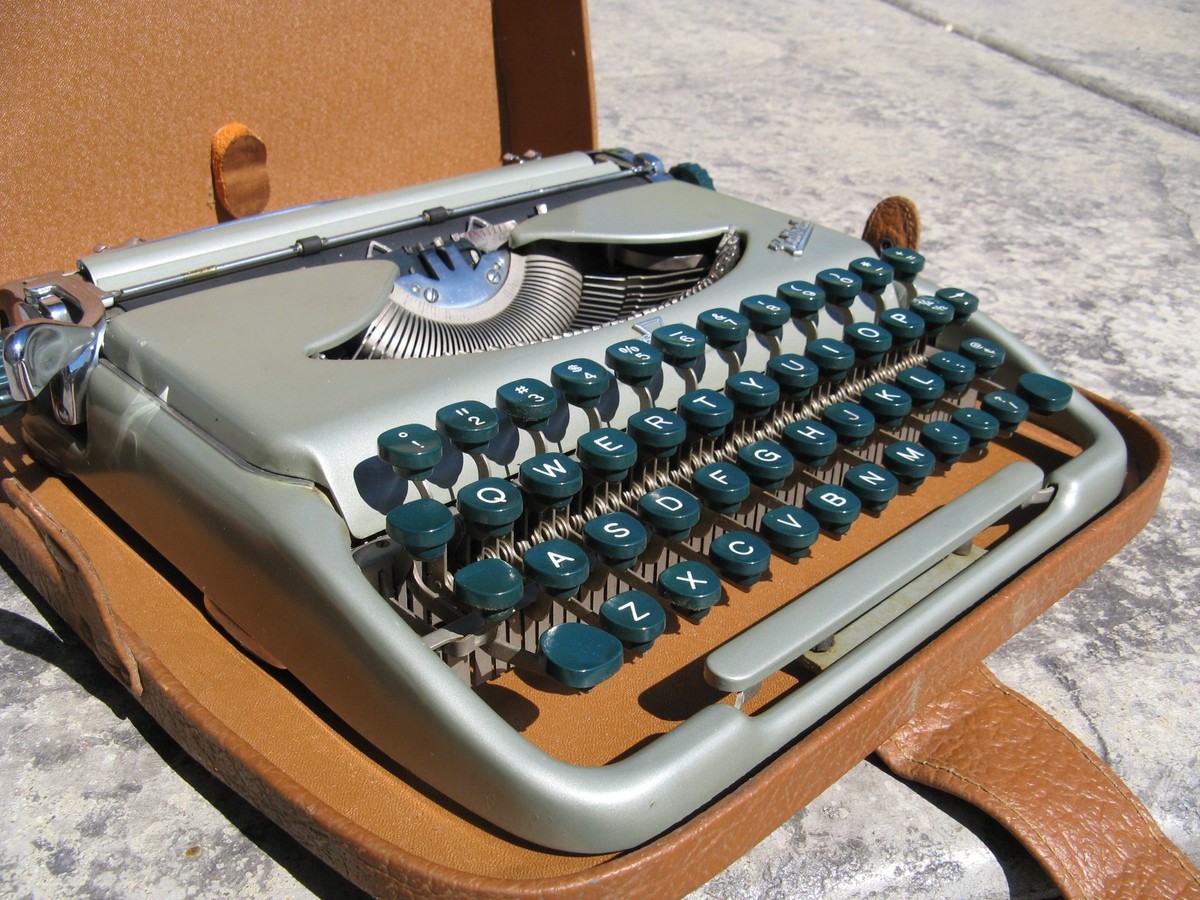 Groma Kolibri Portable Typewriter Nice with Leather Case | eBay
