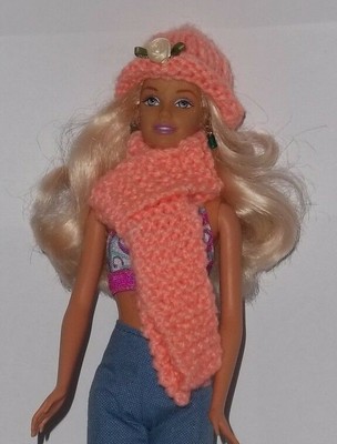 BRANDNEUE handgestrickte MÜTZE und Schal. Puppenkleidung, Zubehör. Barbie oder Sindy
