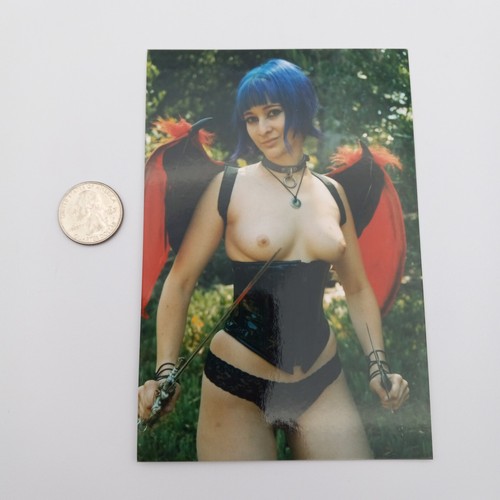 Original Fundfoto Hübsche Dame Oben Ohne Flügel Schwert Bizarre Kunst Akt Schnappschuss - Bild 3 von 5