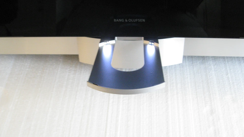 Bang & Olufsen BeoVision 7-40 40" 1080p HD LCD TV con soporte de mesa Foto 2 de 4