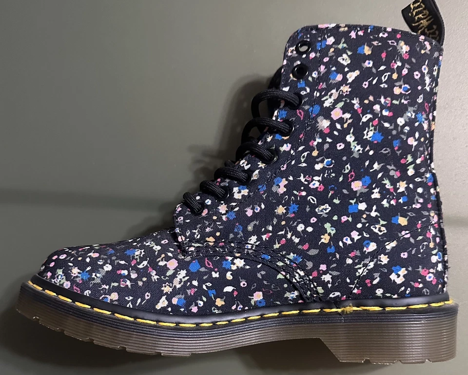 Botas con cordones de tela floral Dr. Marten Page para mujer talla 7 en excelente estado Foto 3 de 4