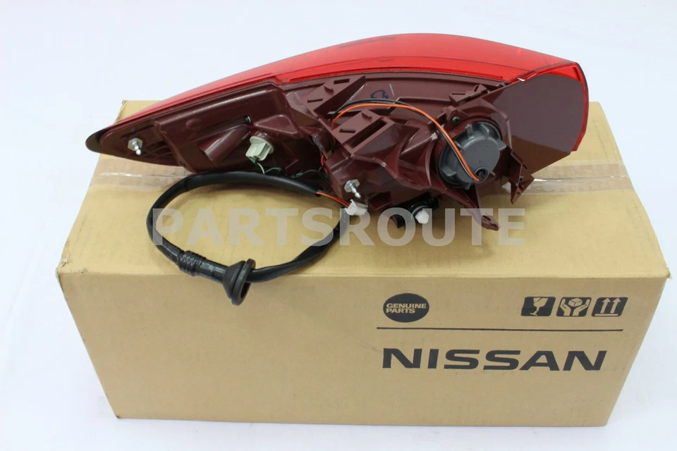 Luz trasera derecha Infiniti FX35 FX50 QX70 OEM 26550-1CA0A Foto 4 de 4
