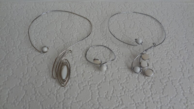 Draht Wickelarmband & Halskette Set mit weißen Perlen