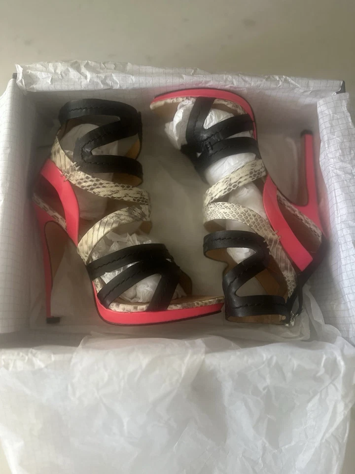 L.A.M.B. Tacones de aguja con tiras de Gwen Stefani - rosa/negro/gris - talla 7 Foto 2 de 3