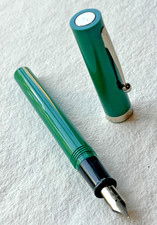 Sheaffer NO NONSENSE Fountain Pen - Medium Nib - Opaque  Green NOS