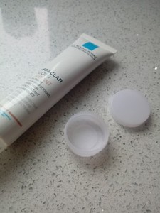 effaclar tinted moisturiser
