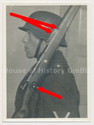 135540: Portraitfoto Gefreite der Luftwaffe, mit Stahlhelm M35/M40, Gewehr