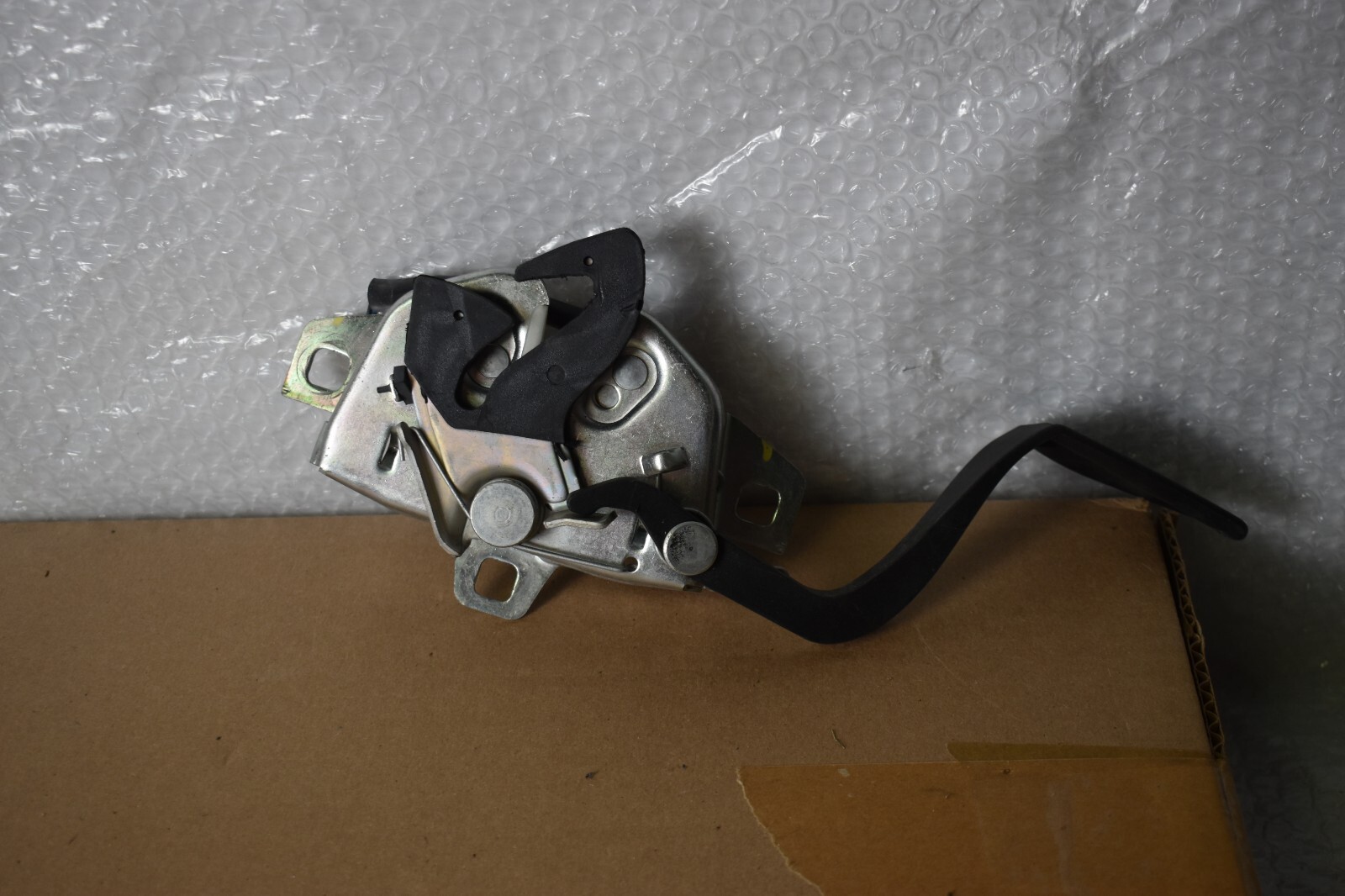 MASERATI QUATTROPORTE GRANTURISMO HOOD LATCH 2009-2011 OEM 067278100