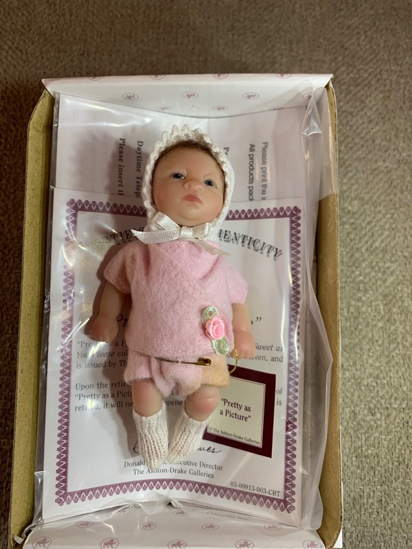 ASHTON-DRAKE HEAVENLY HANDFULSS "PRETTY AS A PICTURE" MINI BABY DOLL