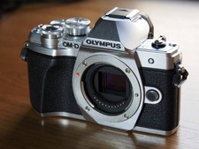 Olympus OM-D E-M10 Mark III Silver Double Zoom Kit 478557