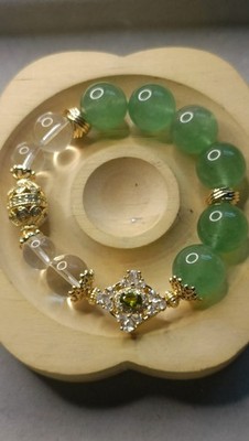 Dieses unglaubliche einzigartige Armband hat grünen Erdbeerquarz und klaren Quarz