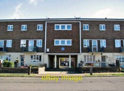 Photo 6x4 Flats on South Quay The blue plaque > Link above the passage co c2018