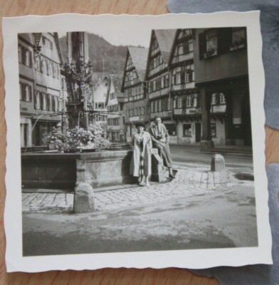Photo 1952 Bad Urach fountain man woman photo apparatus photo W22