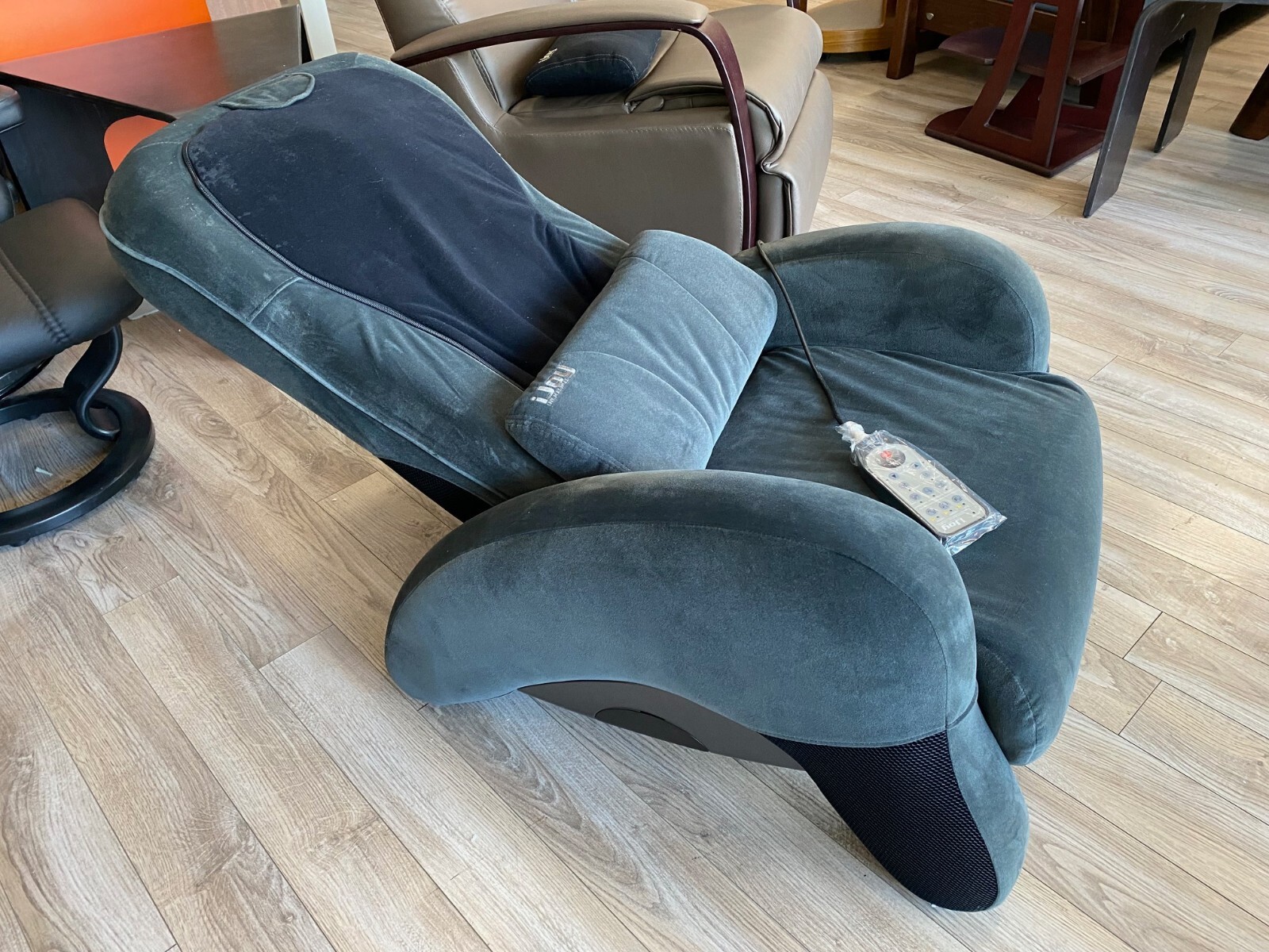 💥 Human Touch iJoy 100 Massage Chair Massaging Recliner Gray Fabric