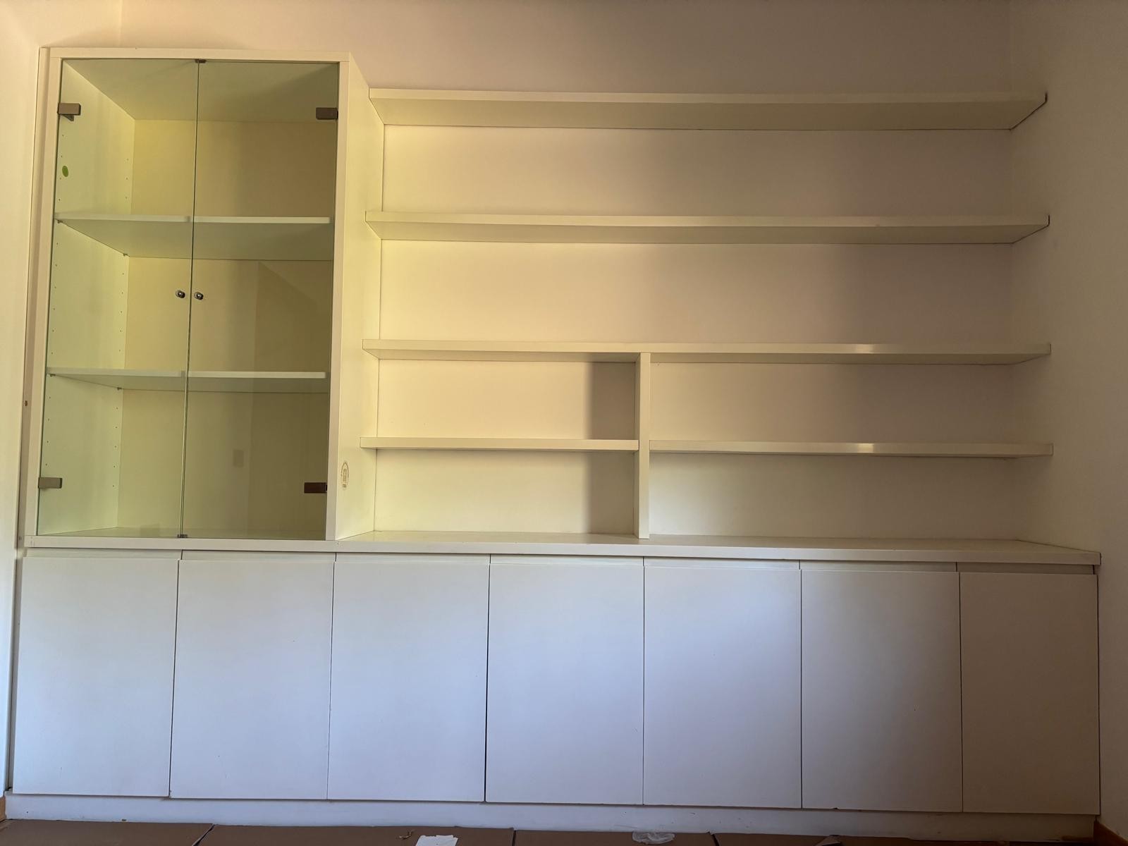 Parete attrezzata bianca libreria 8 ripiani vetrina vetro ante battente