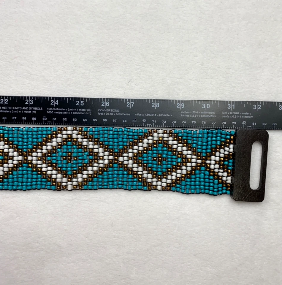 波西米亚串珠弹力腰带 OS 黄铜白色和绿松石色木扣 — 第 4/4 张图片