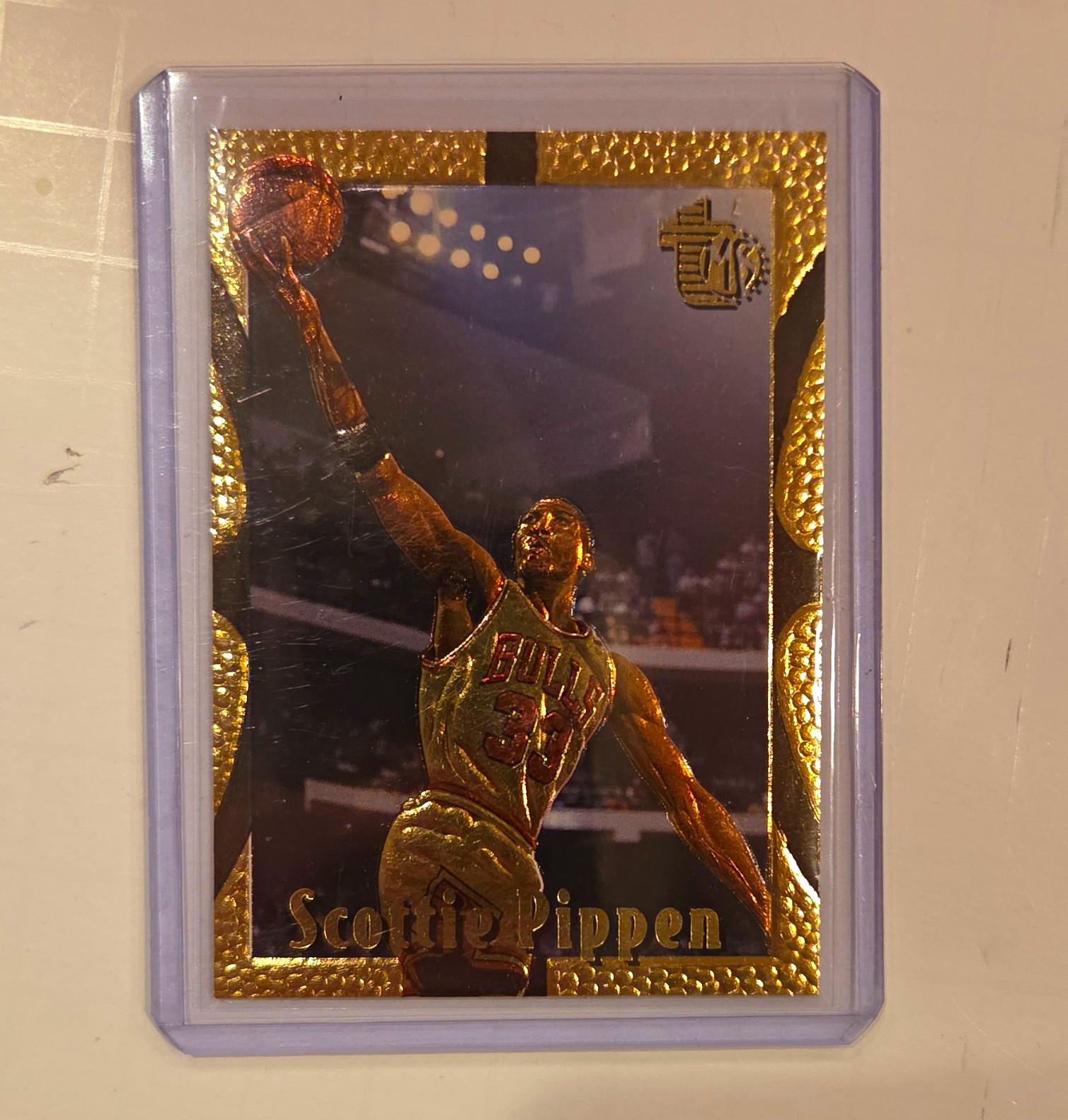 Topps 1994-95 Embossed Golden Idol Scottie Pippen #16 Chicago Bulls