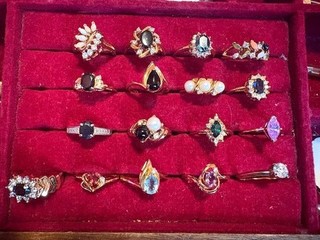 Beautiful Costume Jewely Ring Lot