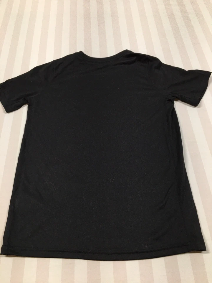 Camiseta Nike Dri-Fit Juvenil Mediana Negra con "Dream With Us" y Logo Gráficos Foto 4 de 4