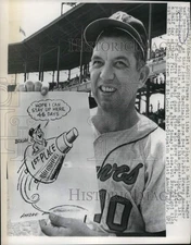 1965 Press Photo Braves' Bobby Bragan displays St. Louis Post-Dispatch cartoon
