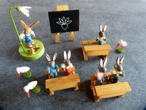 Alte Hasenschule offenbar aus dem Erzgebirge, 3 kleine Störche, Hase mit Blume - Bild 3 von 20