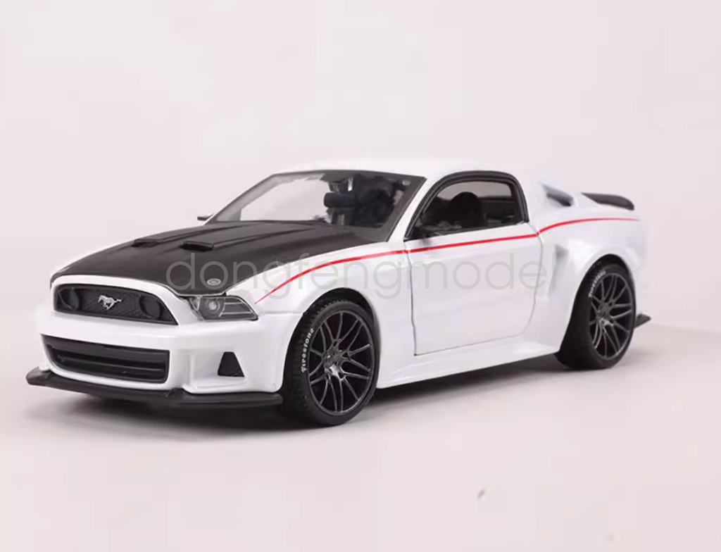 Maisto 1:24 Scale White 2014 Mustang Street Racer Sports Diecast