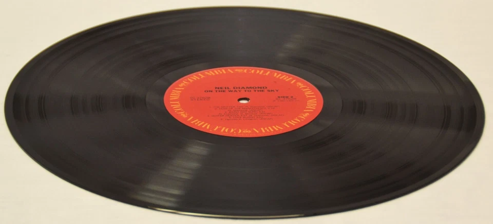 2 Neil Diamond LPs ON THE WAY TO THE SKY (NM / VG+) & HEARTLIGHT (NM / VG+) - Image 4 of 4