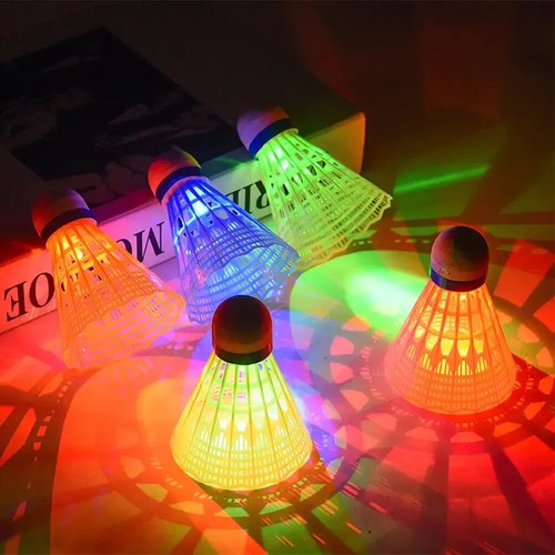 6x Volani LED Illuminazione Palline Badminton Nylon Schiuma Notte Gioco Esterno - Foto 3 di 10