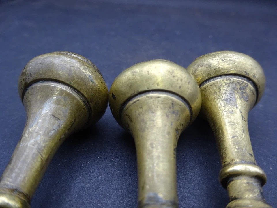 Set of 3 reclaimed brass teardrop drawer pulls 5.5cm drop TD2 - Image 3 of 4