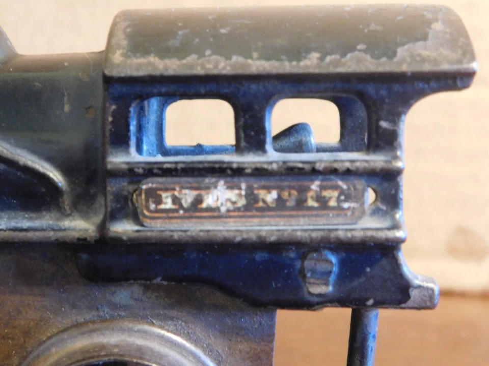 IVES Prewar 0-4-0 Cast Iron Wind-up Clockwork Locomotive # 17 - Runs - Image 2 of 4