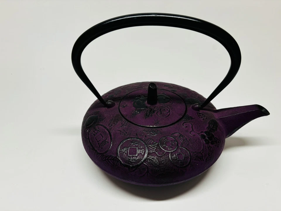 Tetera de hierro fundido Teavana Abundance de colección púrpura, monedas negras hechas en Japón Foto 4 de 4