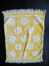 Vintage MARTEX Hand TOWEL White & Yellow DAISY Flower SCULPTUED Fringe FREE SHIP