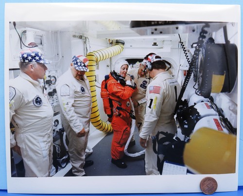 NASA PHOTO vtg STS-73 Space Shuttle Columbia THORNTON Payload Commander 8" x 10" - Picture 1 of 2