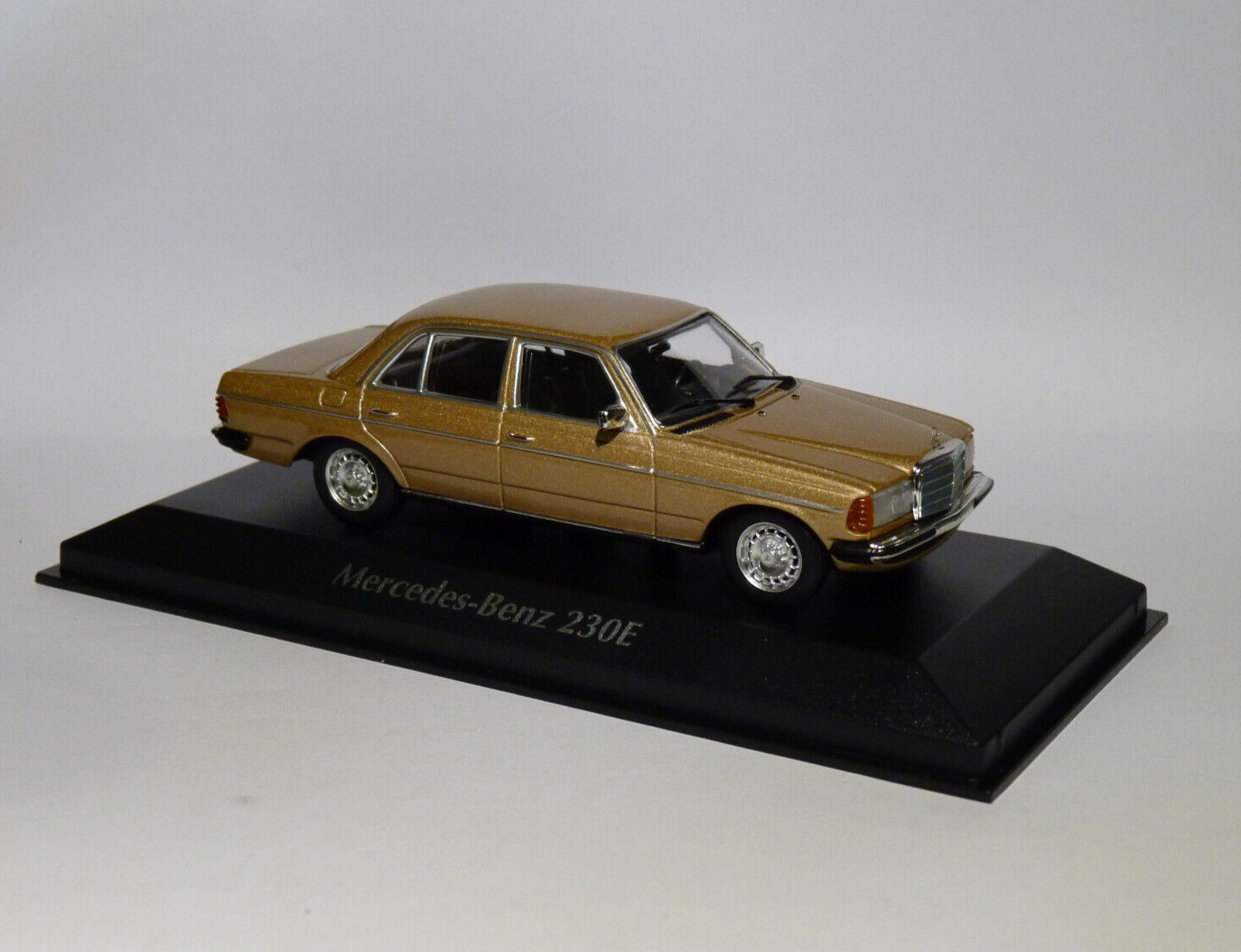 Minichamps Mercedes 230 E 1976 1:43 032205