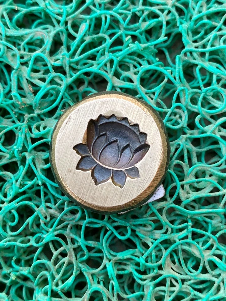 Hermoso molde de joyería con figura de loto tallado a mano de bronce de colección de colección troquel Foto 2 de 4